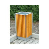 Kültéri fém szemetes kosár fa borítással tartállyal 405x405x800 mm 65 L