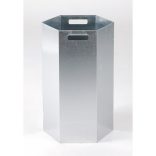 Hatszögű kültéri fém hulladéktároló, 3 bedobó nyílással 80 L, 520x453x1000 mm